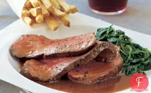 Filé Mignon com molho de Vinho Tinto, espinafre cremoso e batatas fritas trufadas