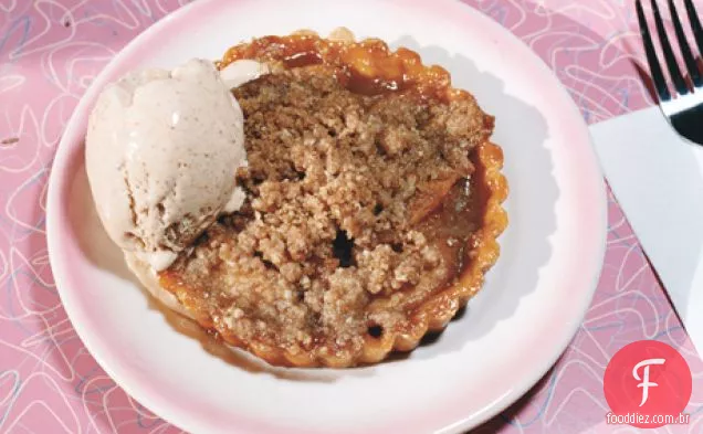 Tortinhas de caramelo e maçã com sorvete de canela e Rum