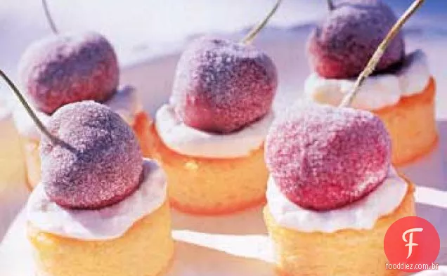 Bolos de amêndoa em miniatura com cerejas açucaradas e creme Kirsch