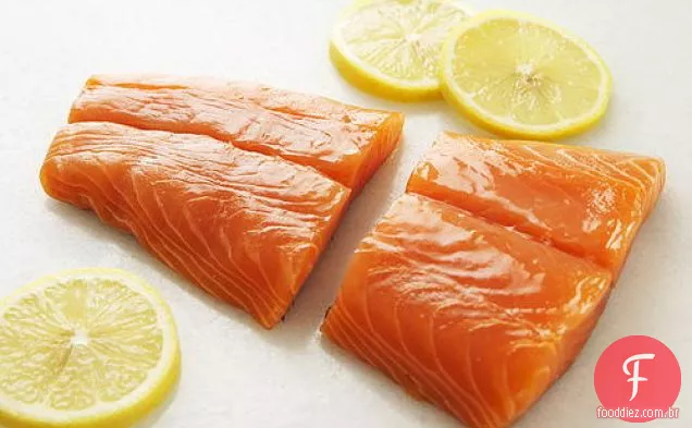 Salmão assado lento com molho de ervas da Primavera