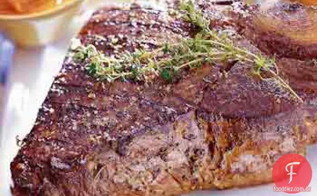 Bife de Porterhouse grelhado com páprica-manteiga de parmesão