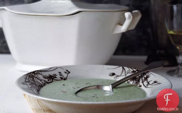 Sopa cremosa de urtiga e batata