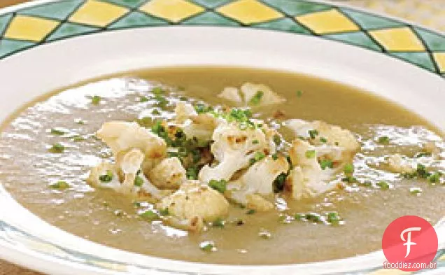 Sopa De Alho Assada Cremosa Com Couve-Flor Refogada E Ervas Frescas