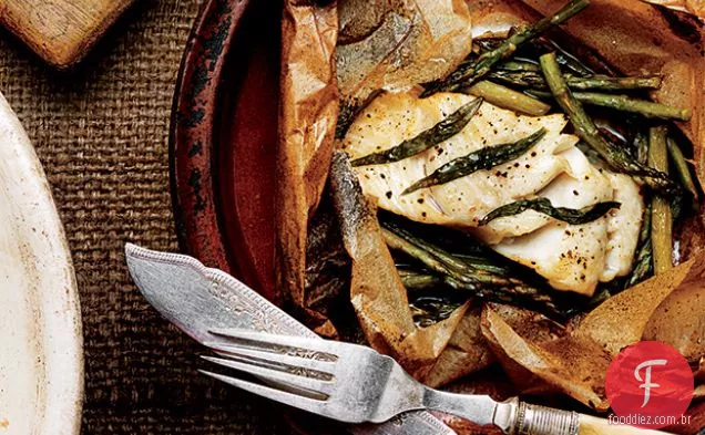 Filetes de peixe em pergaminho com aspargos e laranja