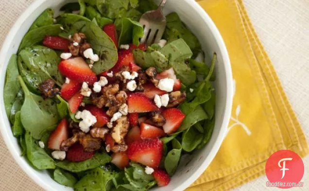 Salada De Espinafre De Morango Com Nozes Doces E Picantes