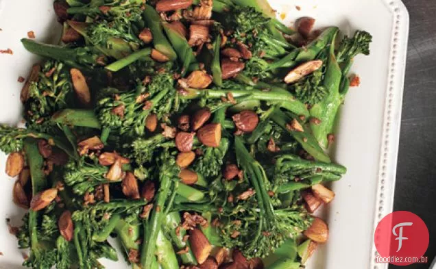 Broccolini com páprica defumada, amêndoas e alho