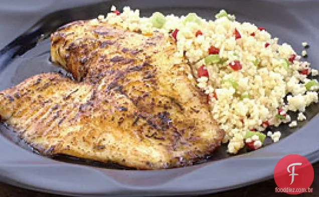 Filetes de peixe esfregados com especiarias com molho de manteiga de limão