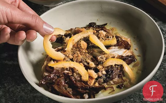 Radicchio assado com vinagrete de anchova, limão preservado e farinha de rosca