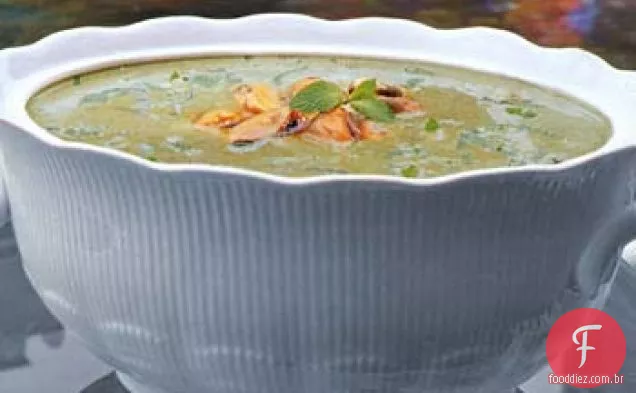 Creme gelado de sopa de abobrinha com mexilhões e hortelã fresca