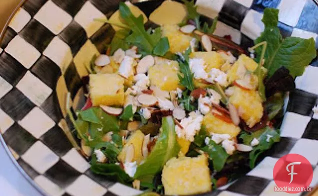 Salada De Espinafre Com Queijo De Cabra, Amêndoas E Croutons De Polenta