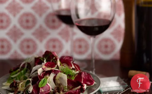 Salada de erva-doce e Radicchio com vinagrete de azeitona