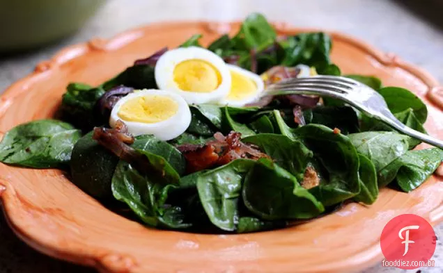 Salada De Espinafre Com Molho De Bacon Quente