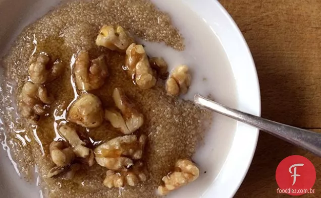 Café da manhã amaranto com nozes e mel
