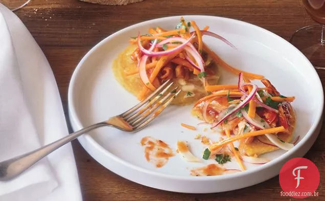 Churrasco frango Hoecakes com vinagre Slaw