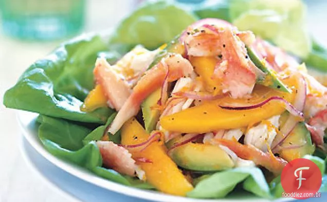 Salada de caranguejo, manga e abacate com molho cítrico