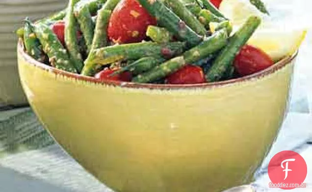 Salada de tomate com feijão verde e uva com vinagrete Kalamata