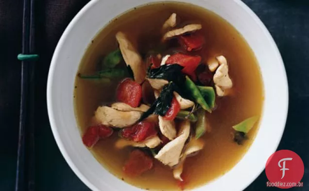 Sopa de galinha ao estilo tailandês com manjericão