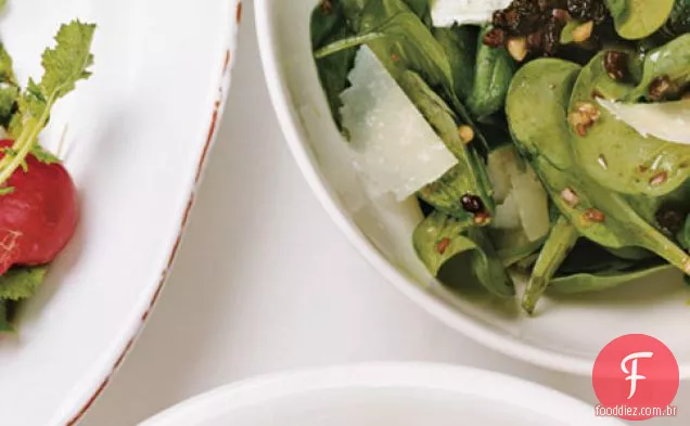 Salada De Espinafre Com Pecorino, Pinhões E Groselhas
