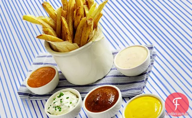 Batatas fritas caseiras com cinco molhos