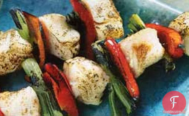 Alabote e espetos de pimenta vermelha com molho de pimenta-limão