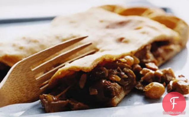 Empanada de frango com chouriço, passas e azeitonas