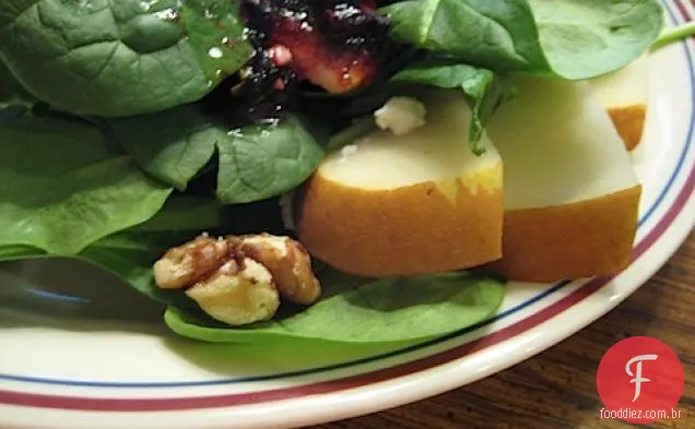 Salada De Pêra E Espinafre Com Um Vinagrete De Mirtilo