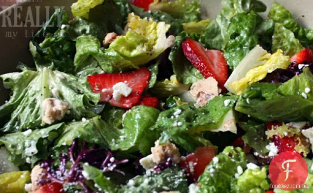 Salada De Espinafre Com Morango E Noz Com Molho De Sementes De Papoula