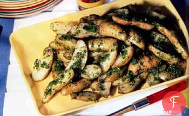 Salada de batata com dedos com Chile verde-salsa de coentro