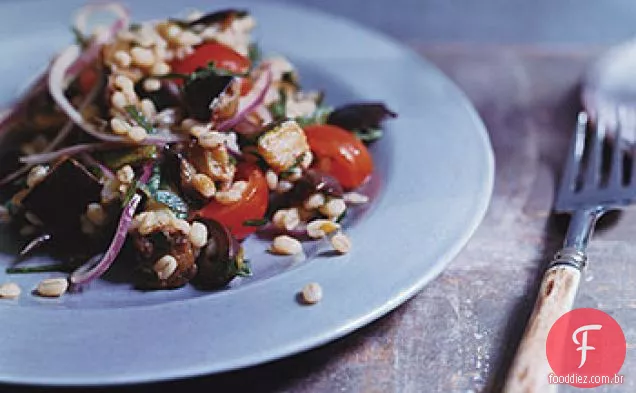 Salada mediterrânea de berinjela e cevada