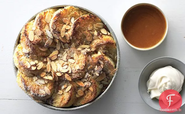 Pudim de pão de amêndoa com molho de Caramelo Salgado