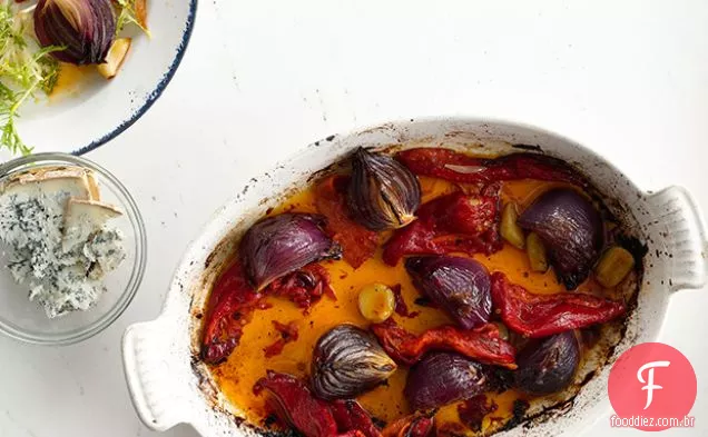 Salada de pimenta e cebola assada com queijo azul