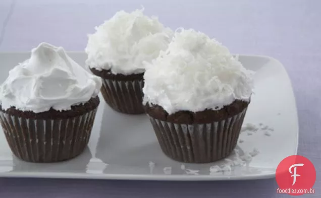 Cupcakes de chocolate e amêndoa com cobertura de coco fofa