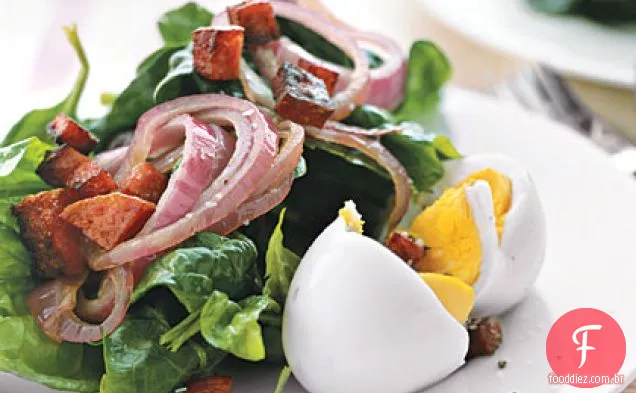 Salada de espinafre com cubos de salame quente