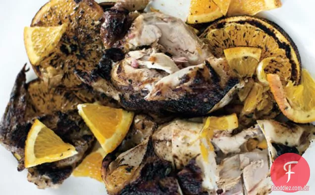 Frango cítrico grelhado sob um tijolo