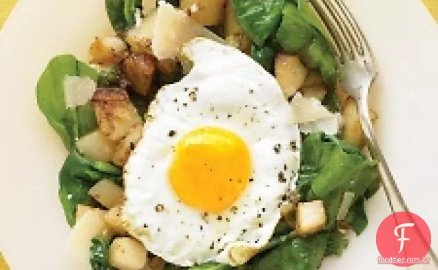 Salada De Espinafre Quente Com Ovo Frito E Batatas