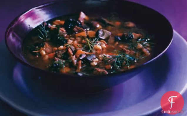 Sopa de carne, cogumelo e cevada