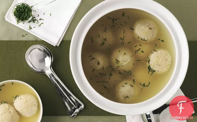 Alho-poró e gengibre Matzo bolas em Capim-Limão Consommé