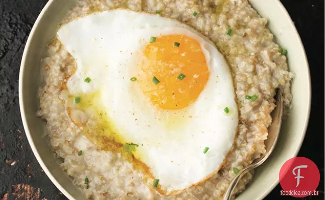 Farinha de aveia saborosa com um ovo com base