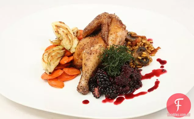 Aves assadas, Bacon de javali e Farro de cogumelos com Erva-Doce assada em panela e cenoura
