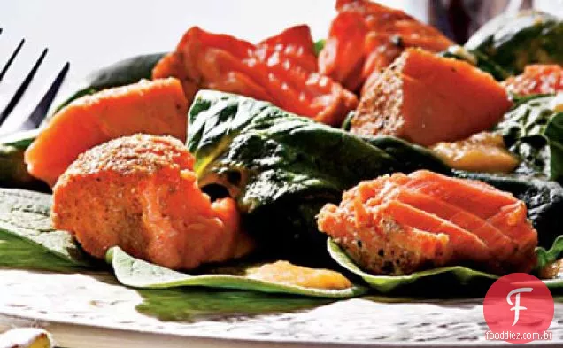 Salada grelhada de salmão e espinafre com molho de pêssego