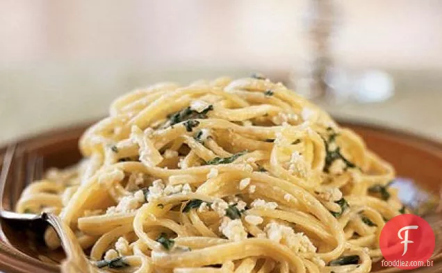 Linguine e espinafre com molho Gorgonzola