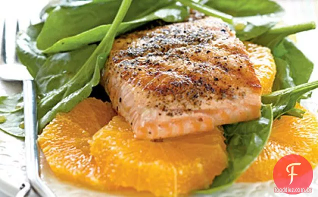 Salada de salmão grelhado e espinafre