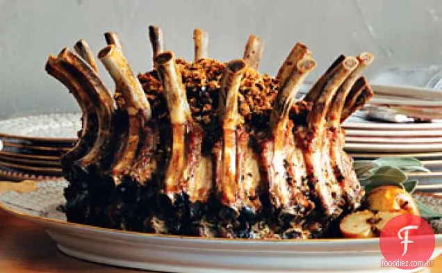 Coroa assada de carne de porco com cebola e pão-recheio de migalhas