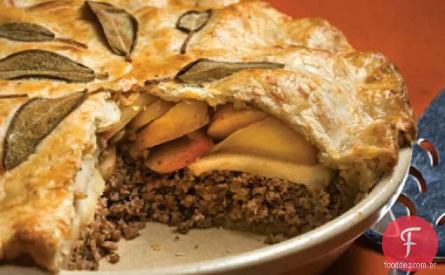 Torta de porco e maçã com crosta de Cheddar-sálvia