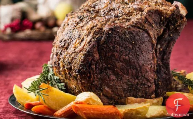 Costela de carne com crosta de ervas assada com batatas, cenouras e Pinot Noir Jus