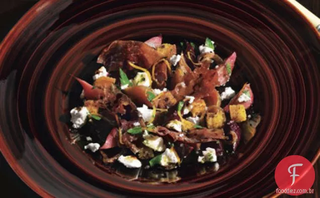 Salada de beterraba com Croutons de Pão de milho e presunto do país