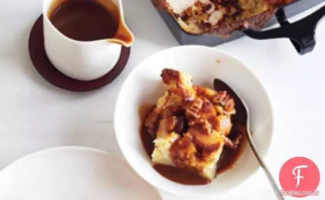 Pudim de pão de noz-pecã, Bourbon e caramelo