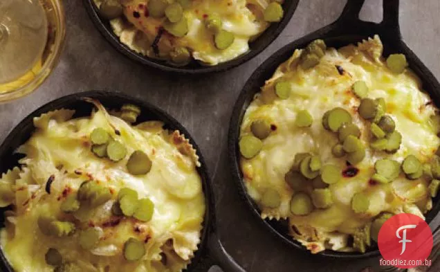 Raclette com Farfalle, Cornichons e cebolas salteadas