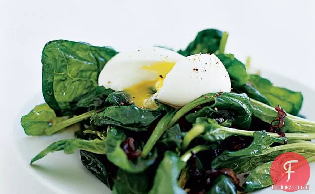 Salada de espinafre quente com ovos escalfados