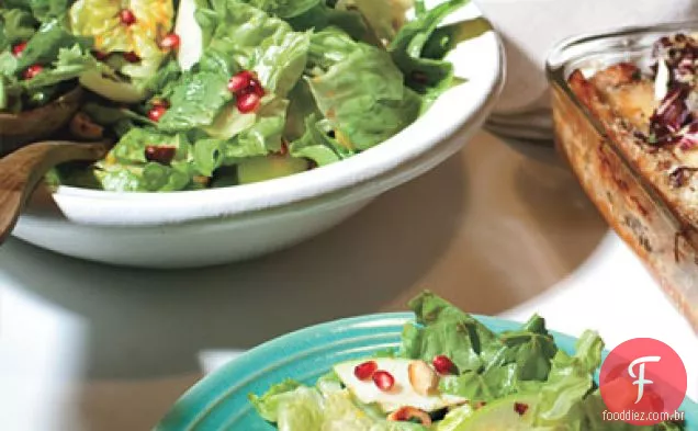 Salada de alface escarola e manteiga com sementes de romã e avelãs